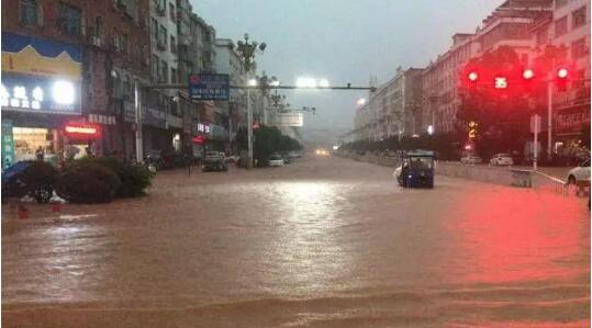 暴雨导致道路积水